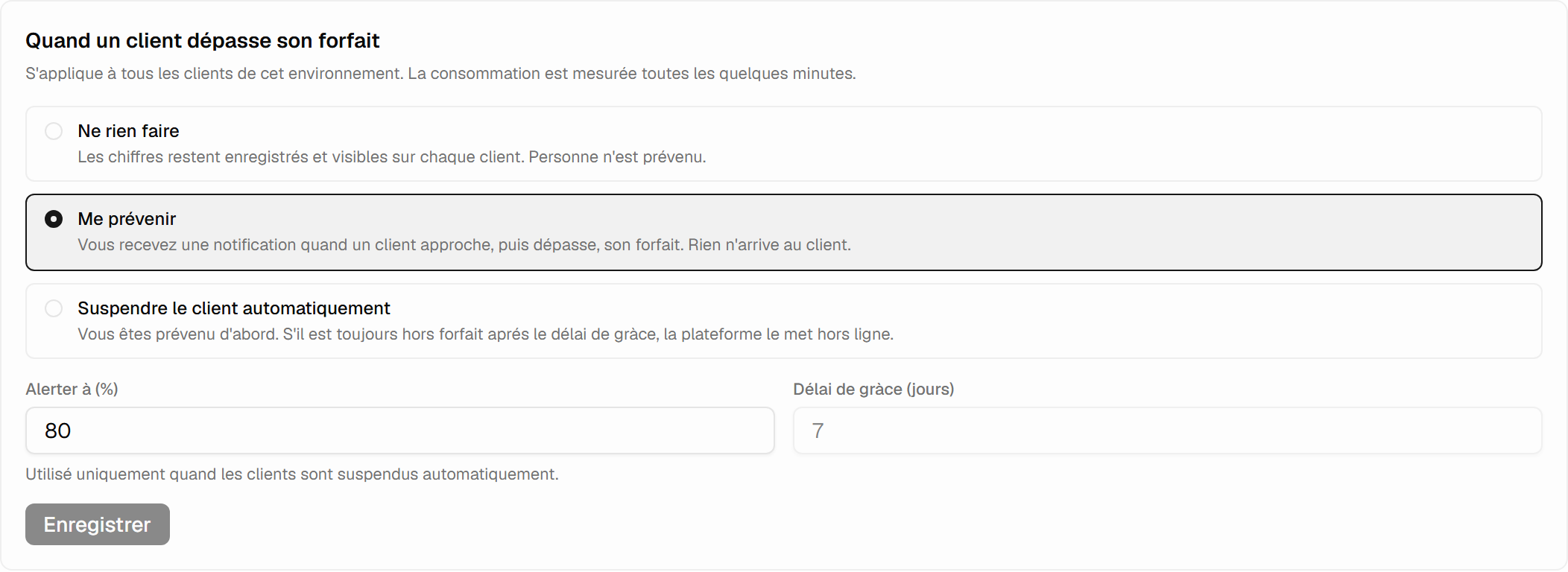 Le panneau de politique de quota : trois choix - ne rien faire, me prévenir, ou suspendre le client automatiquement après un délai de grâce - chacun avec sa conséquence écrite en dessous.