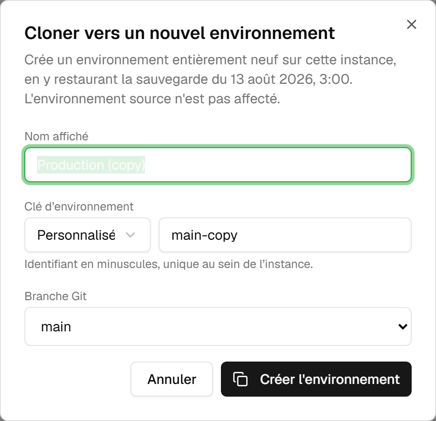 La fenêtre de clonage : nom affiché pré-rempli « Production (copy) », clé d'environnement « main-copy », branche Git « main », et le bouton Créer l'environnement.