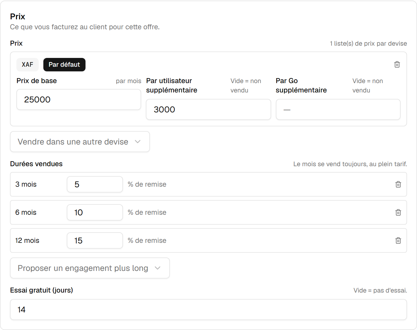 La section Prix : une liste XAF marquée par défaut, avec un prix de base, un tarif par utilisateur supplémentaire et un champ par Go laissé vide, au-dessus des durées vendues - 3, 6 et 12 mois, chacune avec sa remise.